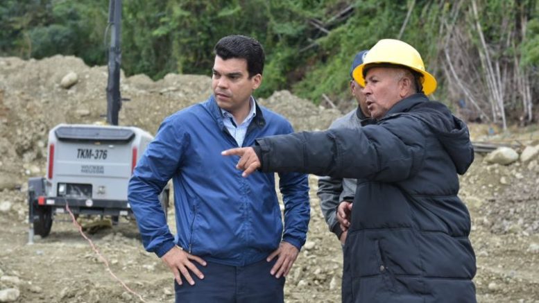 Wellington Arnaud supervisa trabajos construcción acueducto de Villa Altagracia