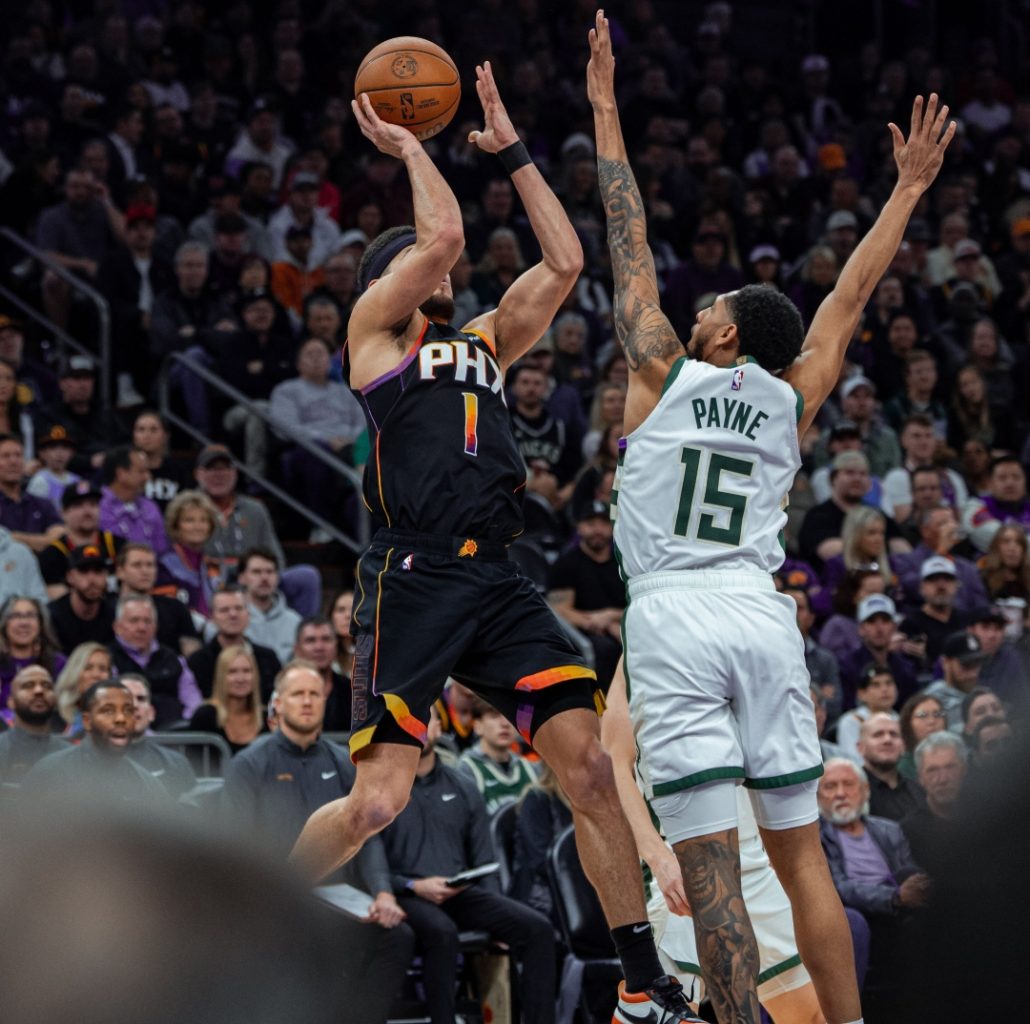 Los Suns se aprovechan de las ausencias de los Bucks