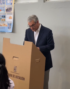 Elecciones Municipales: Gonzalo Castillo ejerce su voto y destaca organización del proceso
