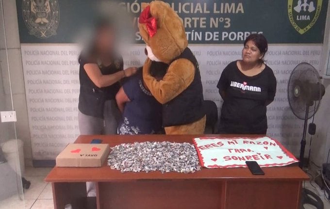 Policía se disfraza de oso de San Valentín para capturar mujer acusada de vender drogas