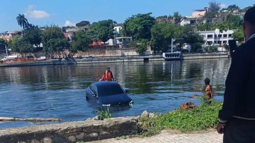 Cae al Río Ozama vehículo de alta gama