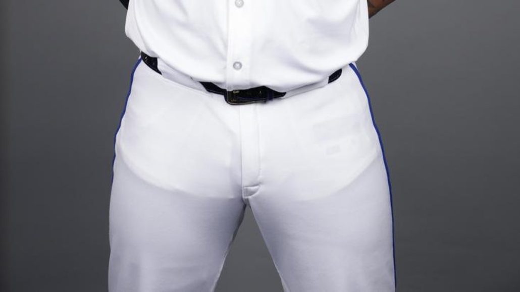 Jugadores de MLB molestos por nuevos pantalones translúcidos