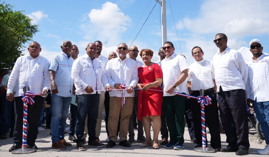 Energía y Minas inaugura proyecto de electrificación en Tamayo, beneficiando a 172 comunitarios