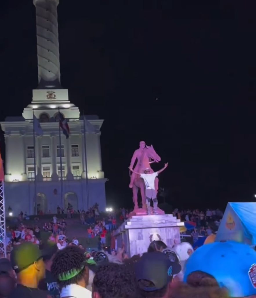 Arrestan hombre que se subió a la estatua de Gregorio Luperón en Santiago