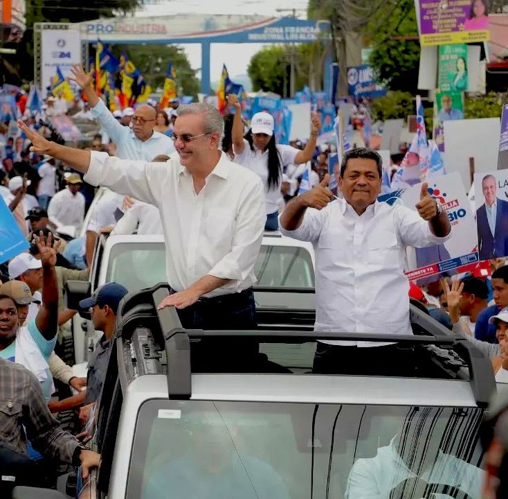 Luis Abinader encabeza caravana en apoyo a los candidatos municipales