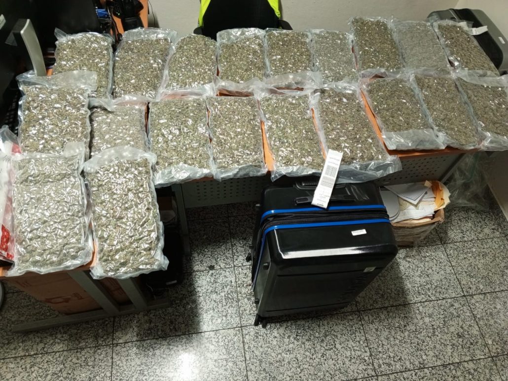 Decomisan 40 paquetes de marihuana en el AILA y detienen a una estadounidense