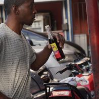 ¡Irrespeto a la vista! Ciudadanos venden y consumen alcohol en las calles de Villa Mella - Noticias de hoy en República Dominicana | De Último Minuto