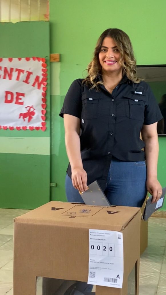 Diputada Verónica Contreras ejerce su derecho al voto en Sánchez Ramírez