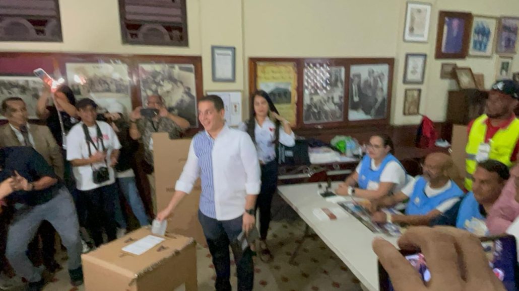 Candidato alcalde Víctor Fadul ejerce derecho al voto y llama a santiagueros a votar