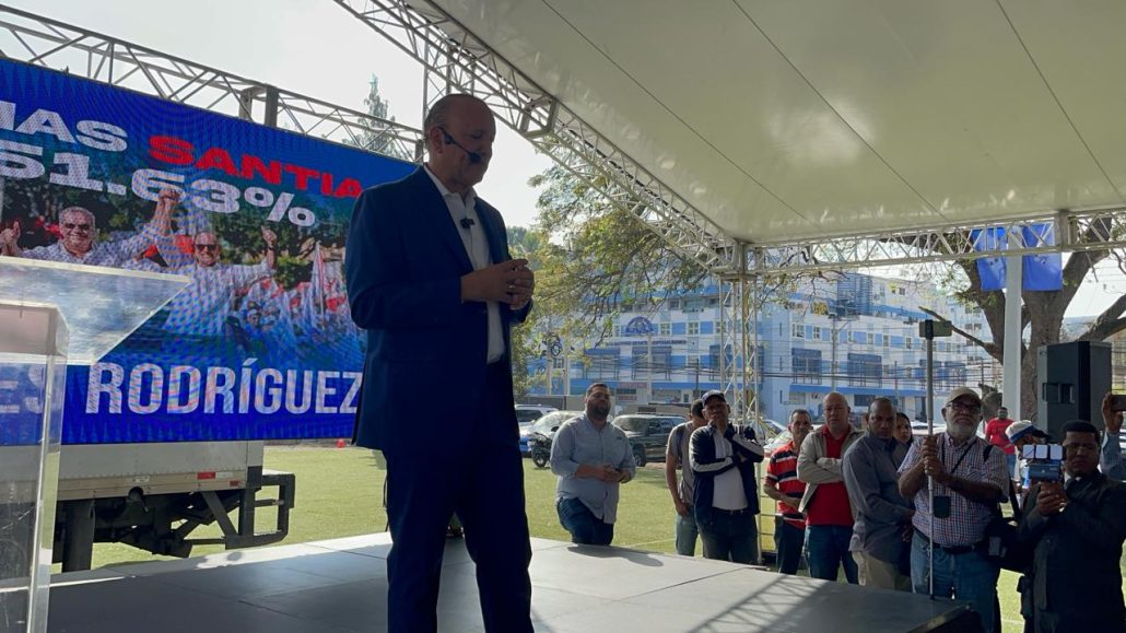 Ulises Rodríguez, alcalde electo por Santiago, promete dignificar a bomberos y personal de limpieza