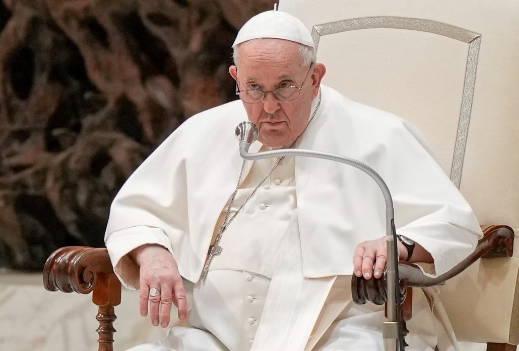 Sacerdotes que rezan para que el Papa “pueda ir al cielo cuanto antes”