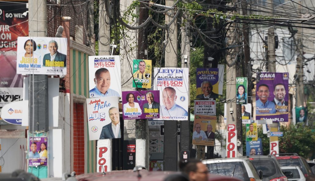 ¡Repleta! Calles de San Cristóbal abarrotadas de propaganda política