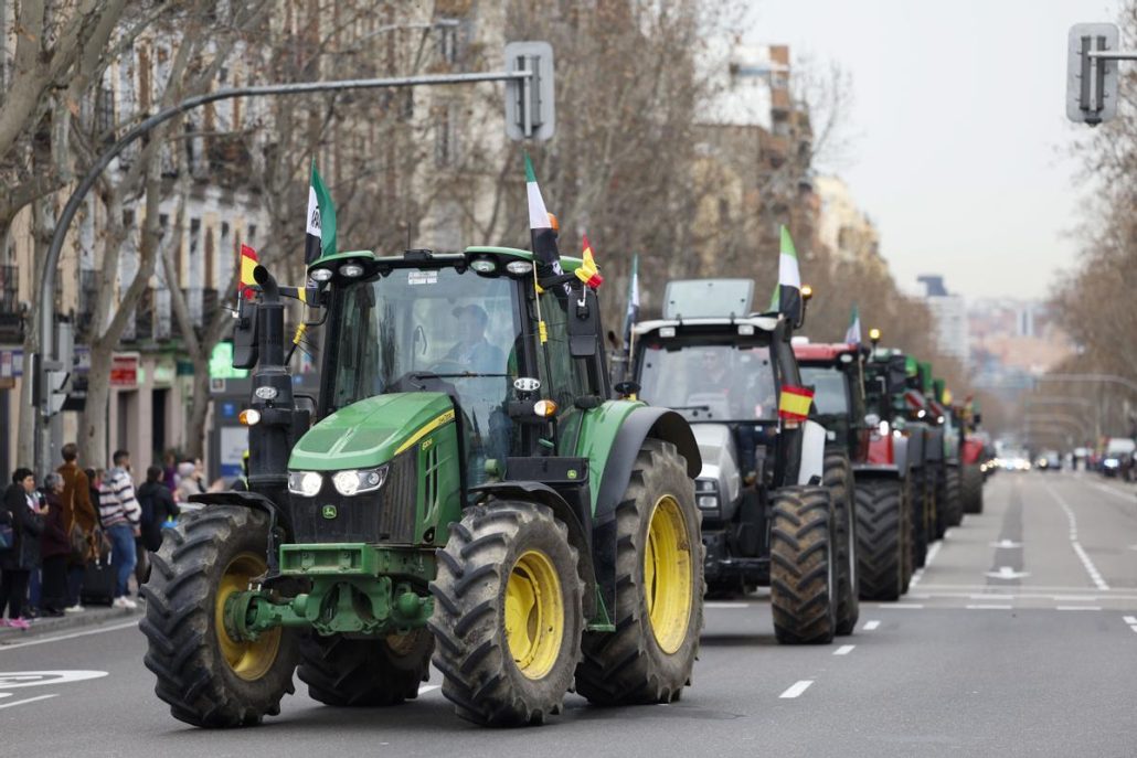 Agricultores colapsan Madrid con 500 tractores en su protesta más importante