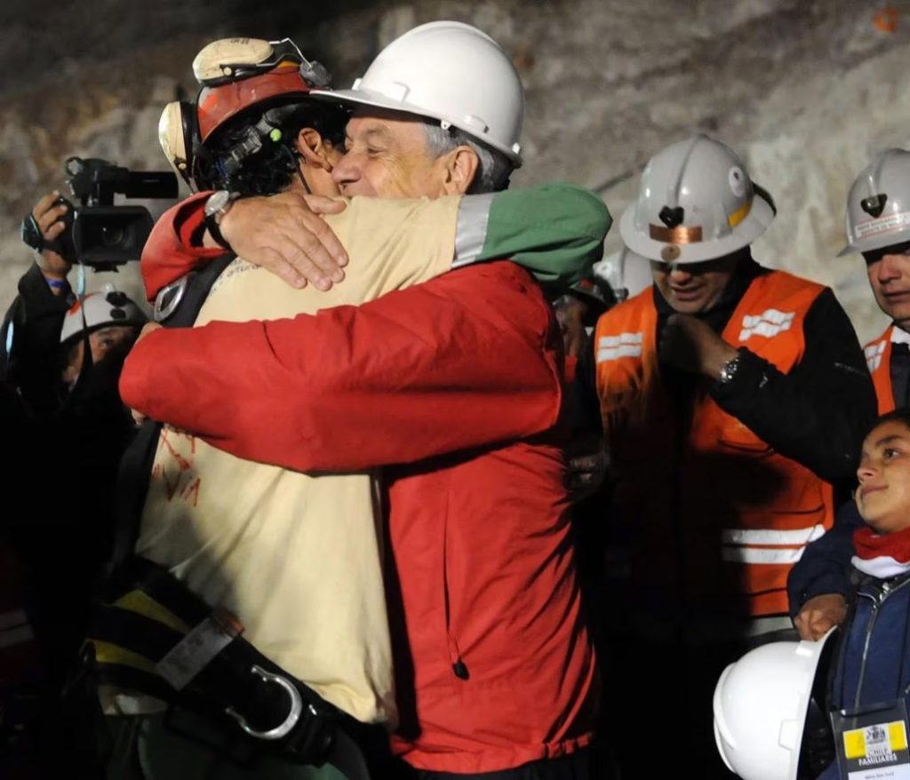 Sebastián Piñera, en imágenes: desde sus encuentros con líderes del mundo hasta su abrazo con los mineros rescatados | De Último Minuto