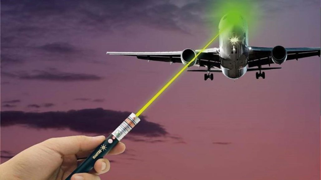 EE.UU. registra un récord de casos de láseres apuntados hacia aviones
