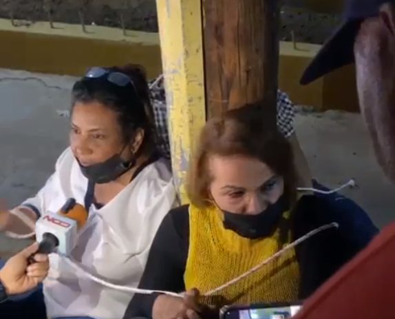 Sonia Mateo y varias mujeres se atan a poste eléctrico por resultados de municipales en Dajabón