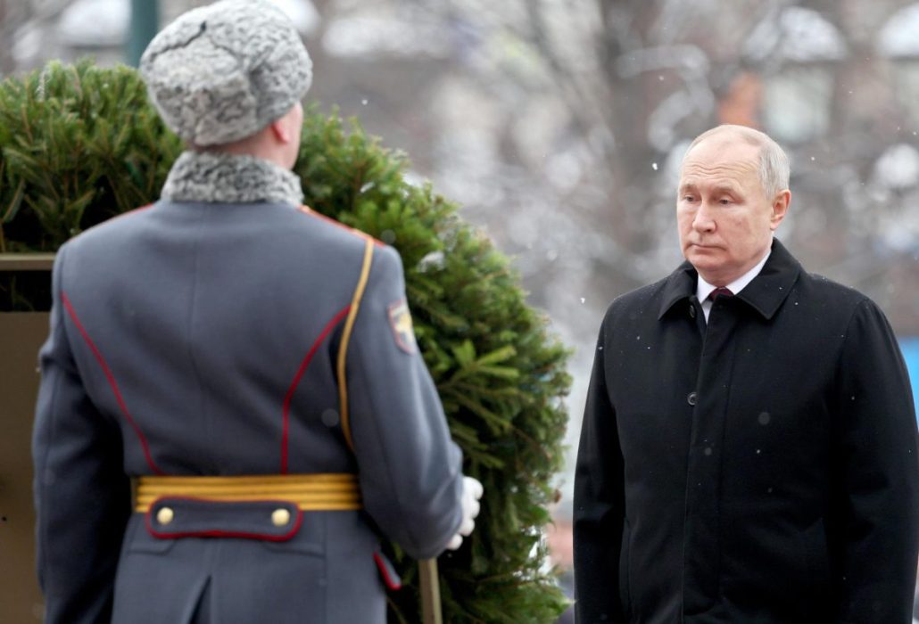 Putin rinde homenaje a los caídos en la guerra en el Día del Defensor de la Patria