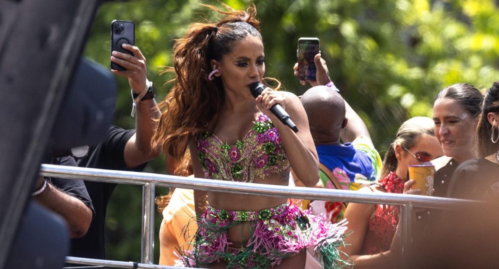 Anitta canta en las calles de Brasil ante más de 800,000 personas