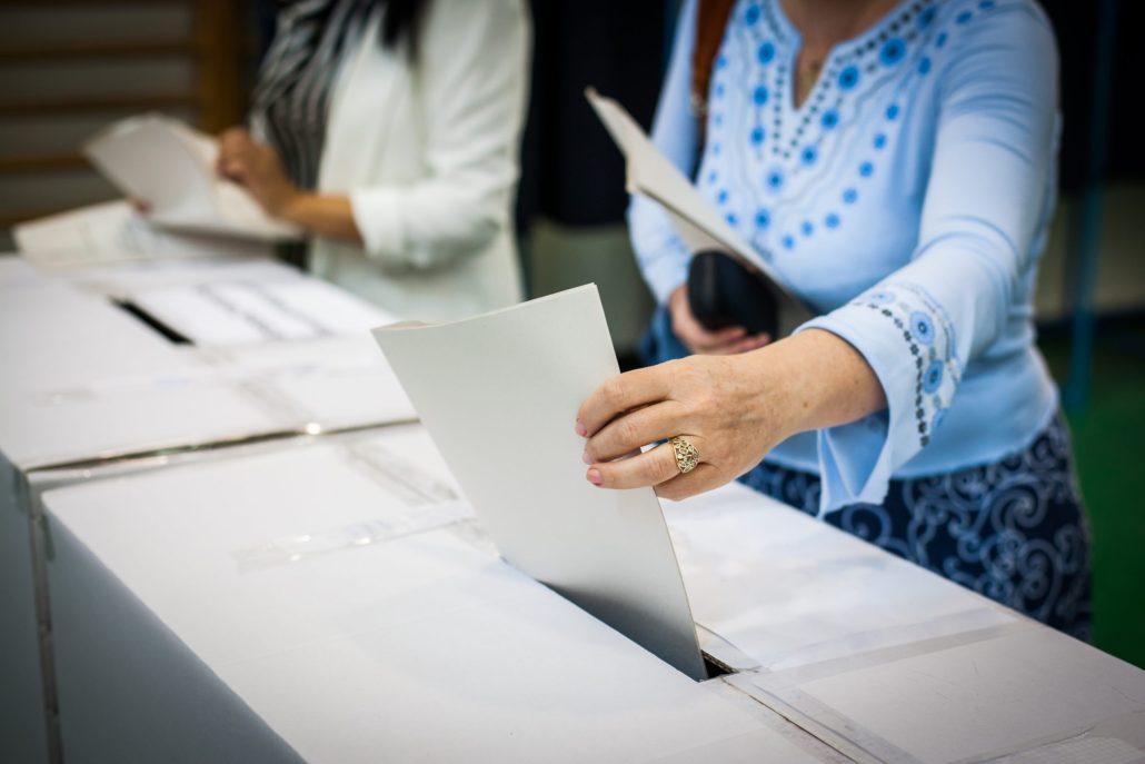 Ciudadanos se abstuvieron de votar debido a que estaban trabajando, según encuesta