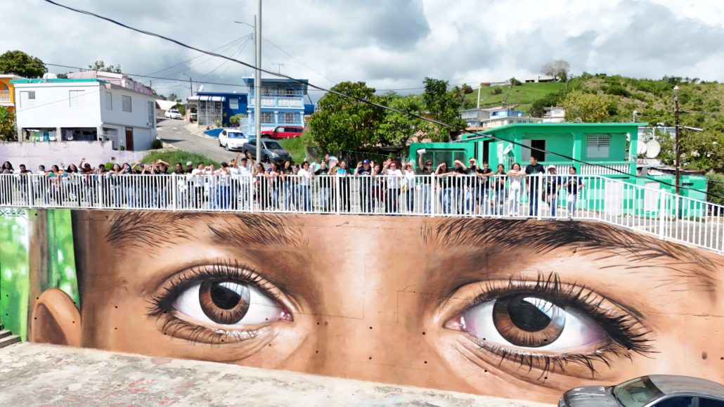 Muralistas de España y Argentina embellecen un cerro en Puerto Rico azotado por la violencia