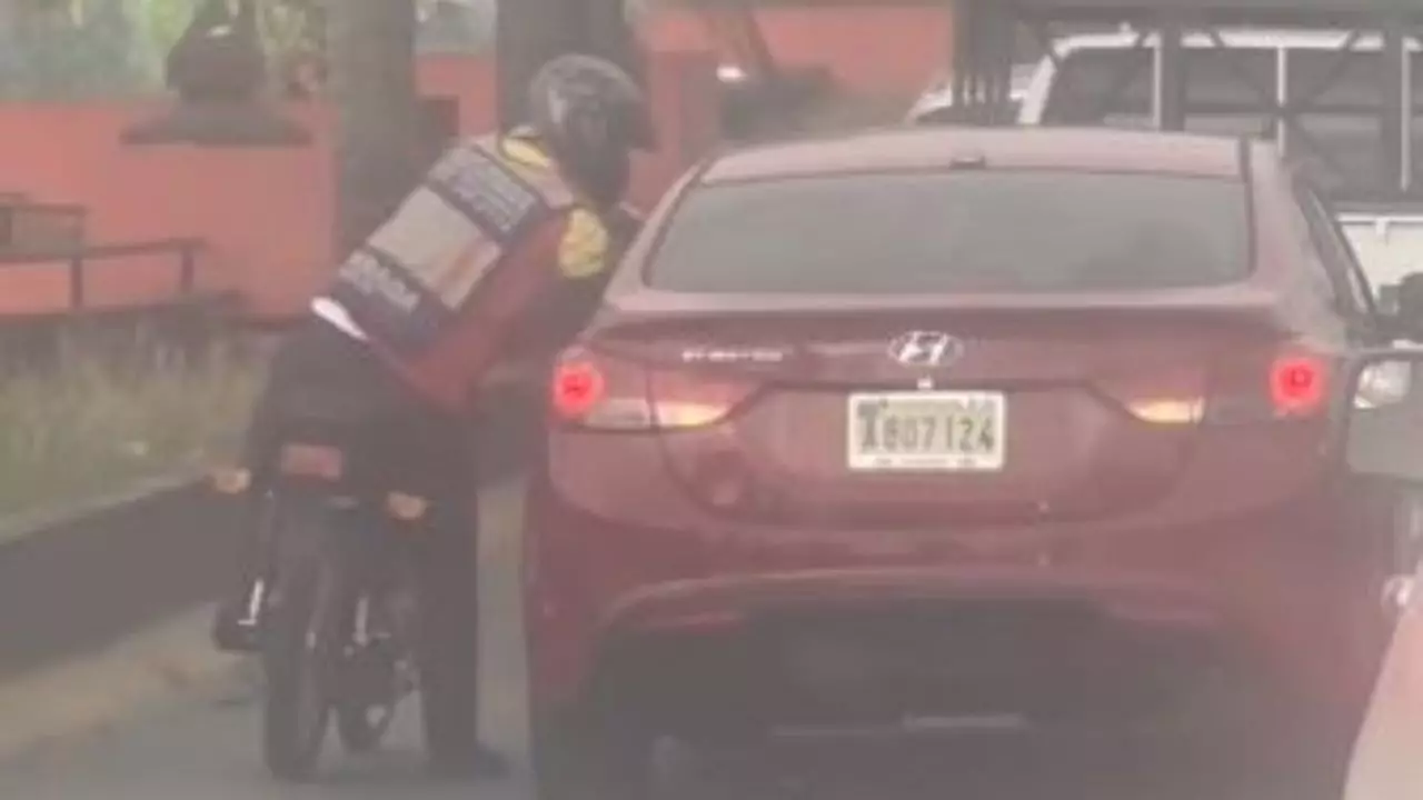 Motorista a punta de pistola le quita celular a una joven en su carro en la Av. Las Américas - Noticias de hoy en República Dominicana | De Último Minuto