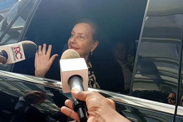 Madre del presidente Abinader recibe el alta médica tras haber estado hospitalizada en Cedimat