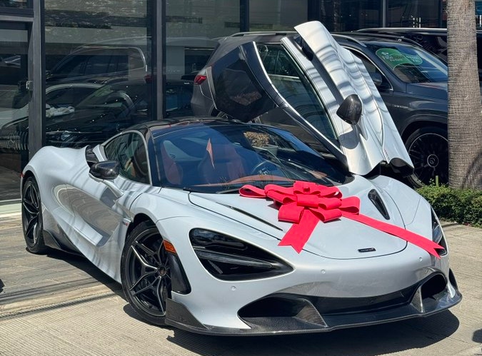 ¿A quién será? Santiago Matías regalará un McLaren a alguien del Edificio Rojo hoy al medio día