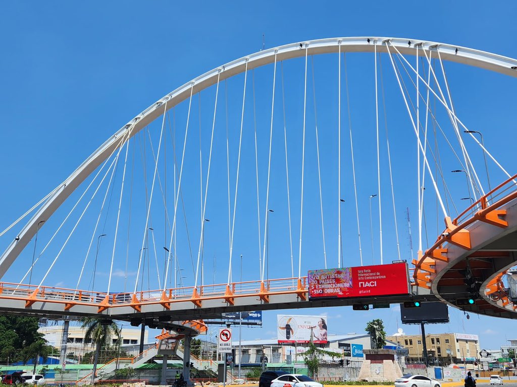 Retiran banderas con propaganda del PRM del puente peatonal en la 27 de Febrero