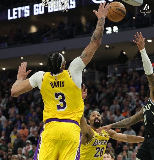 Los Lakers obran un milagro en Milwaukee