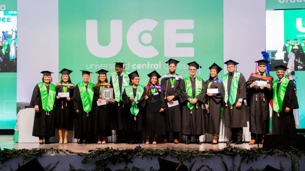 UCE gradúa 399 nuevos profesionales en su CXLV investidura de grado