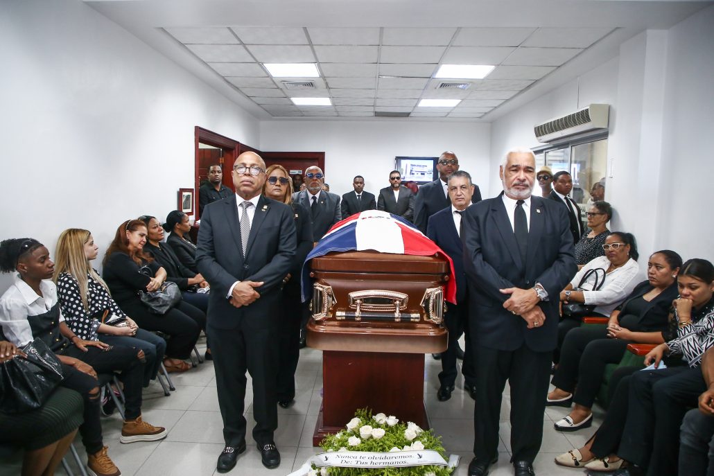 Diputados hacen guardia de honor en memoria de Julio Brito