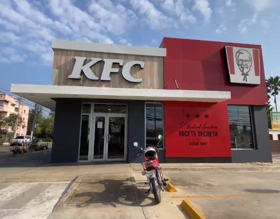 Roban caja fuerte de una sucursal de KFC y cargan con una indeterminada suma de dinero en Santiago