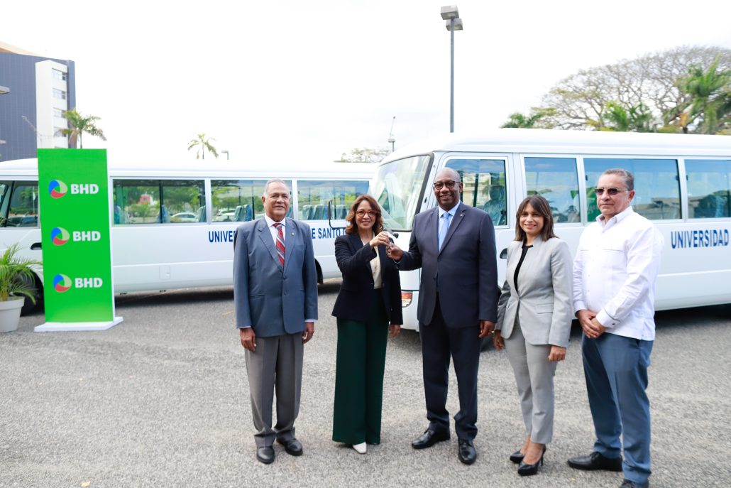 Banco BHD dona dos autobuses a la UASD para el transporte de su personal docente