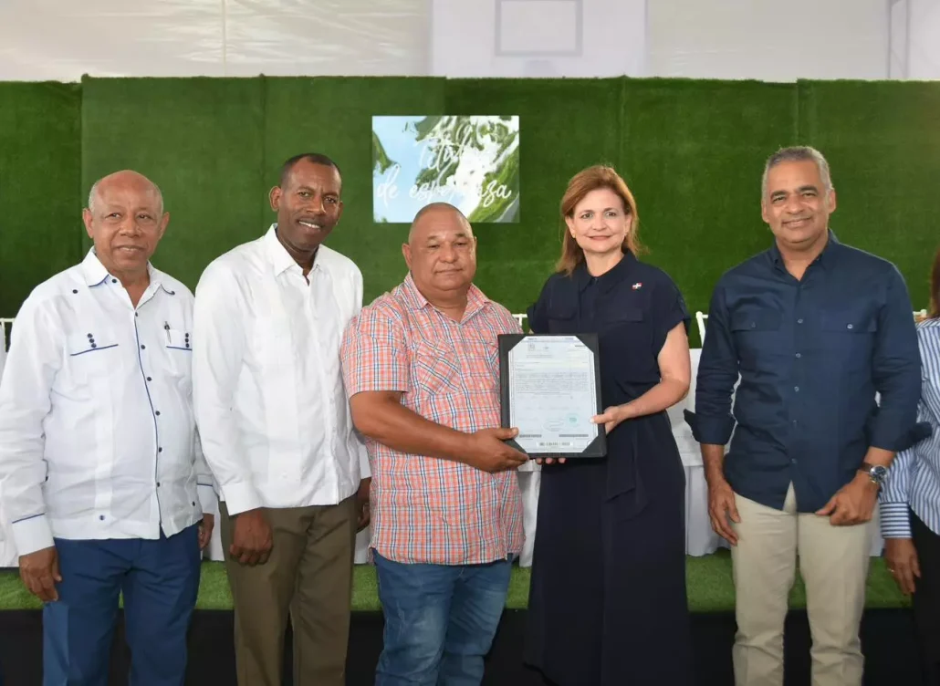 Gobierno entrega 1,173 títulos de propiedad en Hato Nuevo, Los Alcarrizos