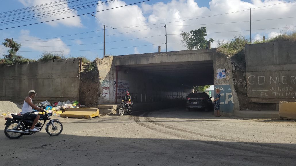 Deterioro crítico en el paso a desnivel del Km 13 en la Autopista Duarte preocupa a residentes