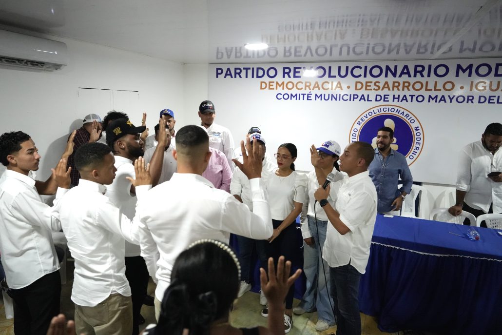Candidato a regidor por el PRD en Hato Mayor se juramenta en el PRM