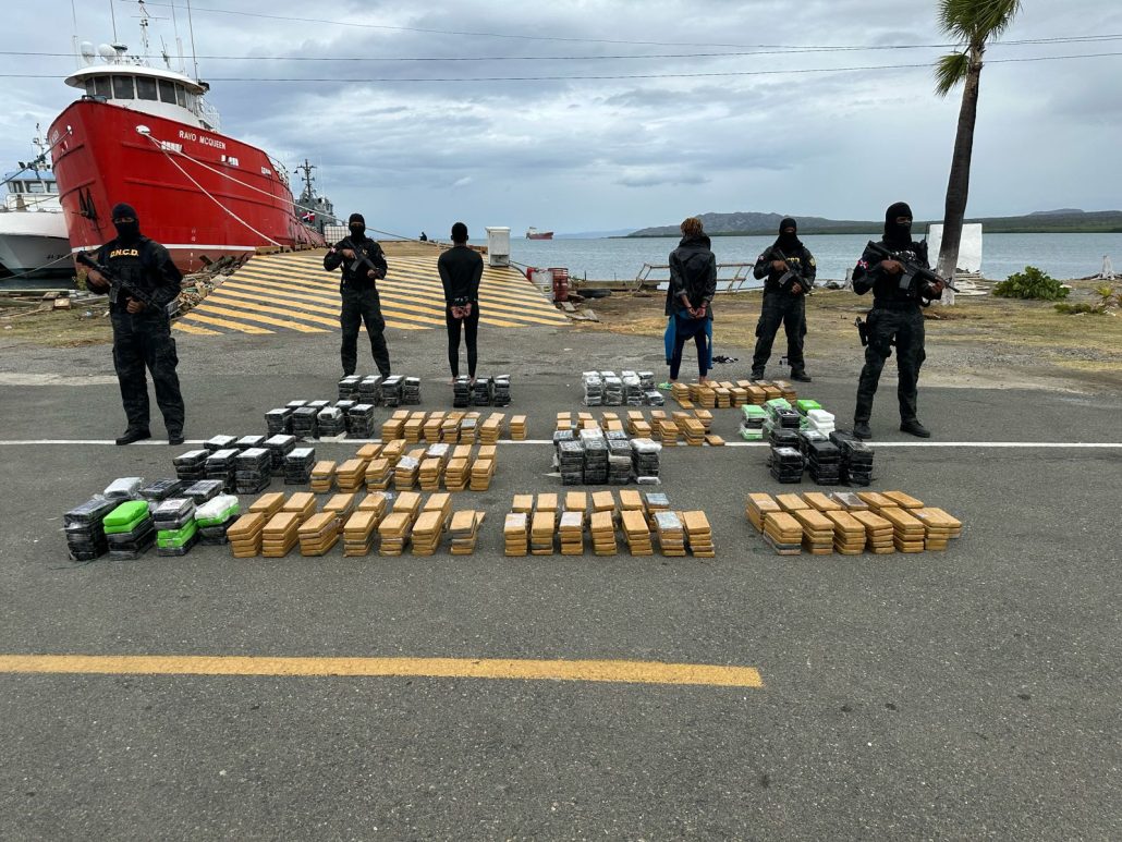 DNCD decomisa 754 paquetes de presunta cocaína y apresa dos en Peravia