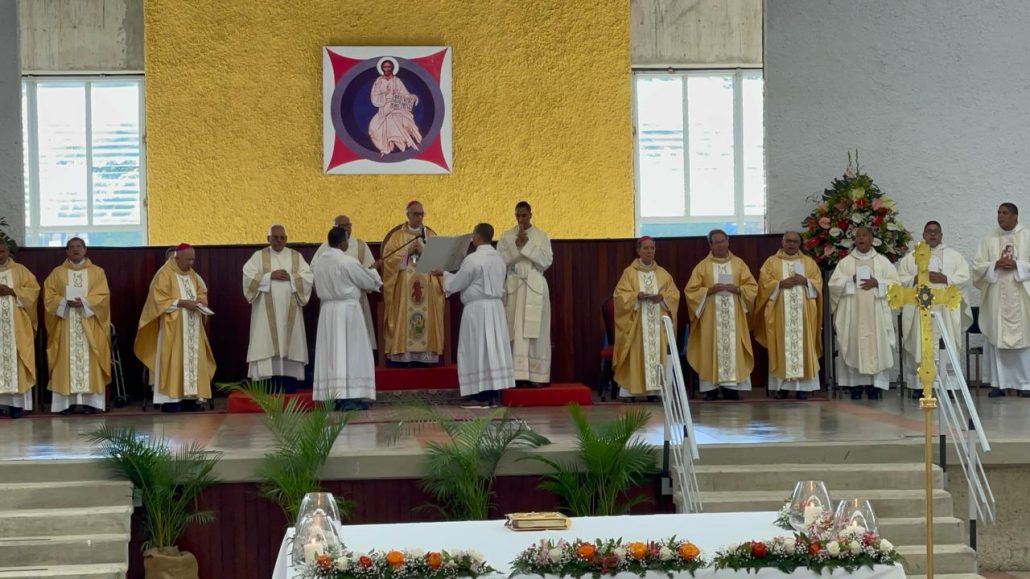 Fieles y el cuerpo sacerdotal en Santiago participaron de la Misa Crismal