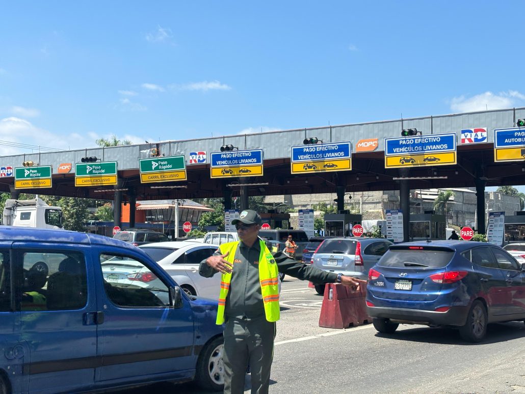 Gran flujo de transportista en la autopista Duarte durante Semana Santa 2024