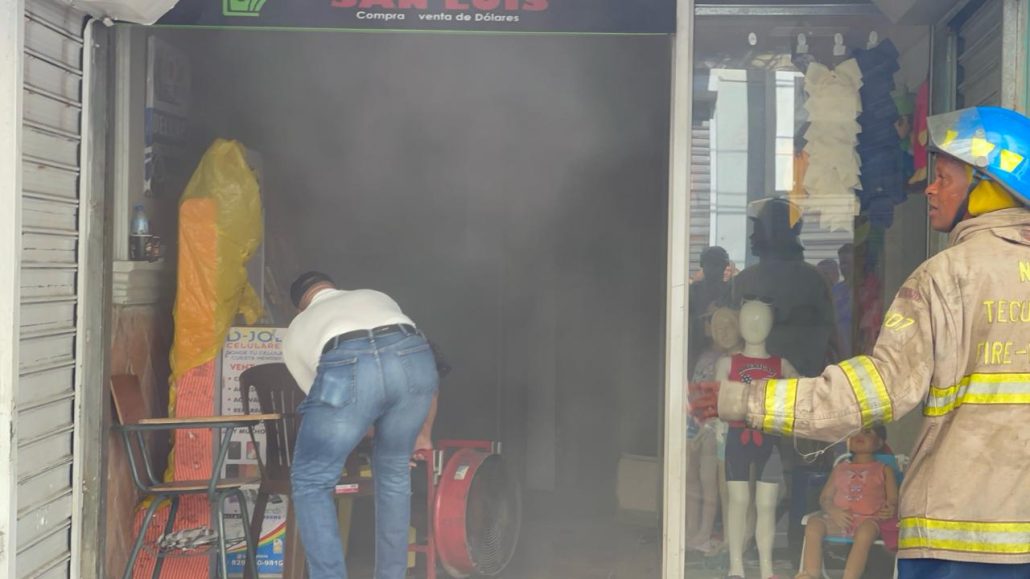 Se registra conato de incendio en plaza comercial de Santiago