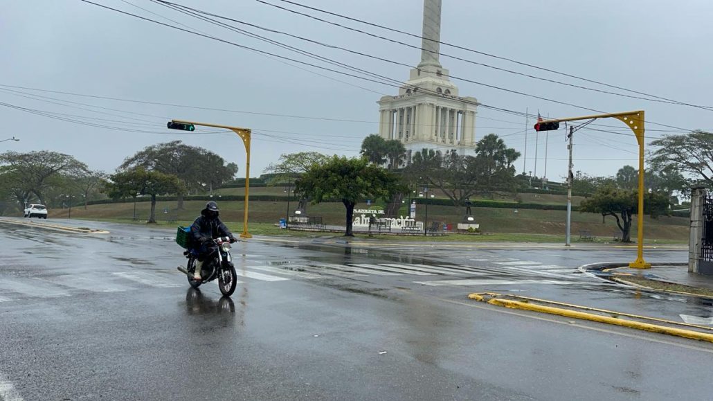 Sábado Santo amanece bajo lluvias en Santiago