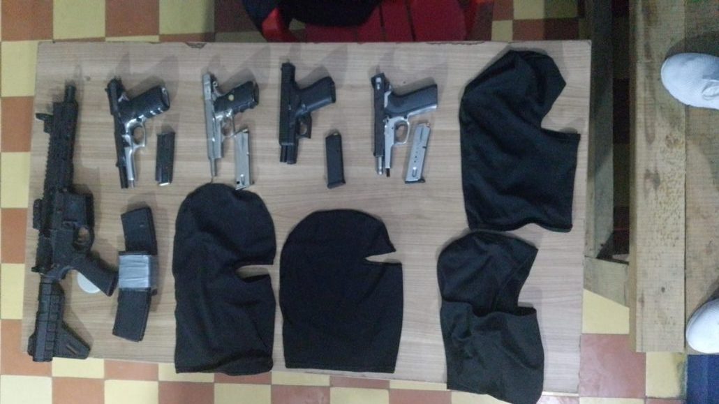 Policía captura en Cotuí a cinco hombres a los que ocupa cuatro pistolas, un fusil y pasamontañas