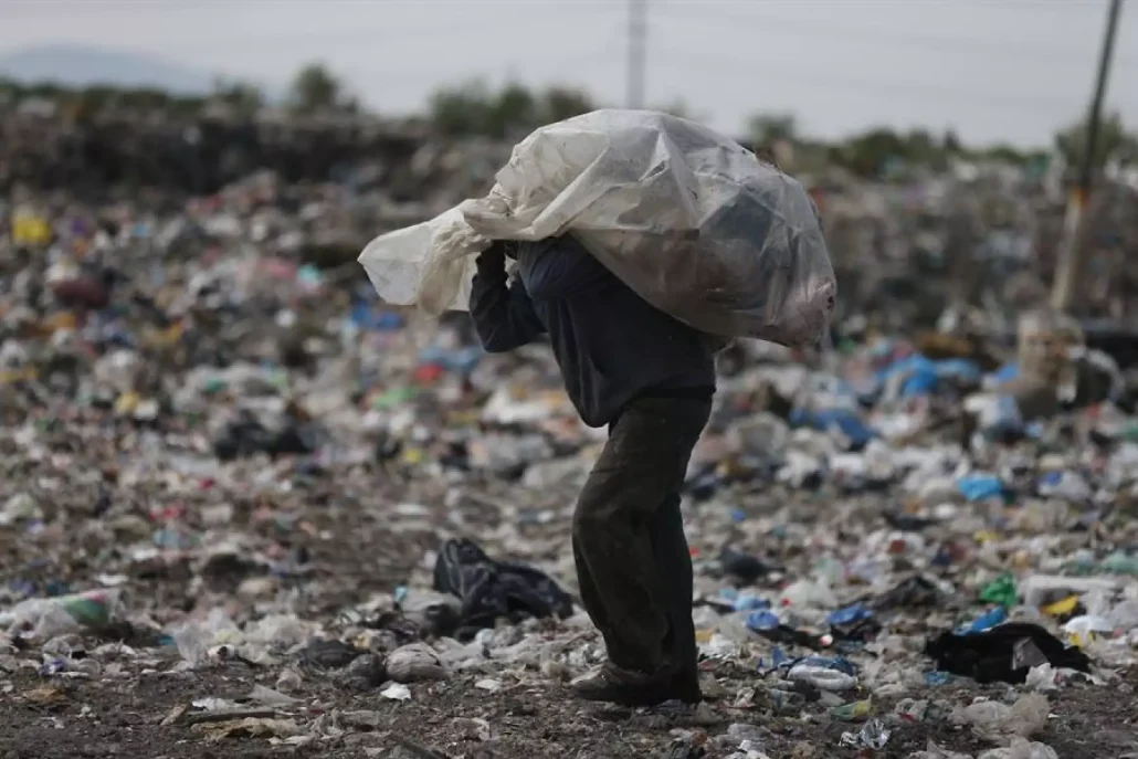 Recicladores son la clave para el éxito del reciclaje del vidrio en México y República Dominicana