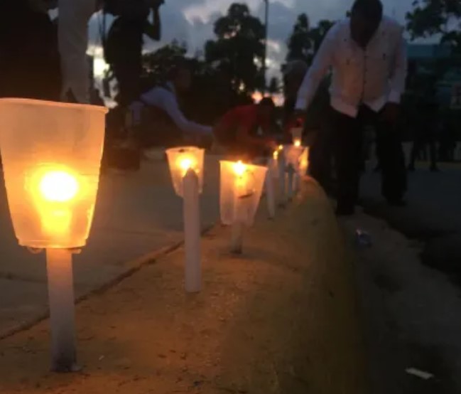 Familiares de uno de los acusados por muerte de Paula realizan encendido de velas