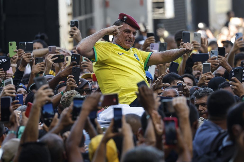 Bolsonaro exalta al magnate Elon Musk por defender las libertades, ante multitud en Río