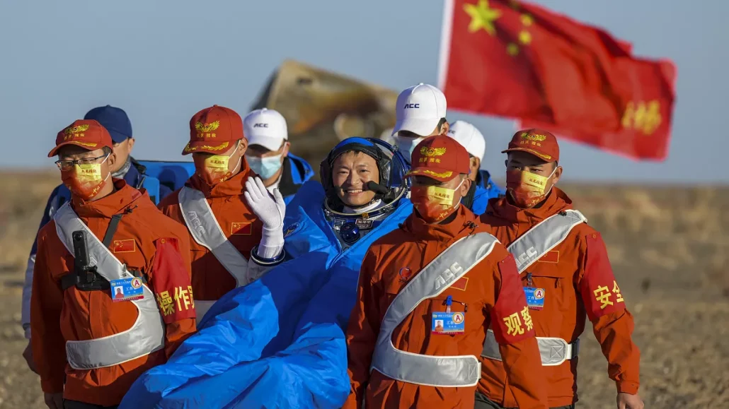 Astronautas chinos regresan a la Tierra tras permanecer seis meses en estación espacial