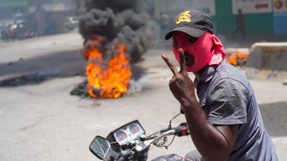 Bandas reanudaron este lunes sus enfrentamientos con la policía en Haití