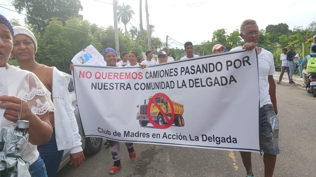 Ciudadanos protestan por paso de vehículos pesados en sectores de Villa González para evadir pago de peaje en Santiago
