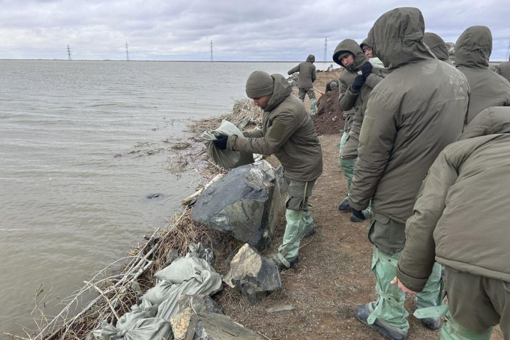 Inundaciones se acercan a 20 kilómetros de capital kazaja tras la rotura de un dique
