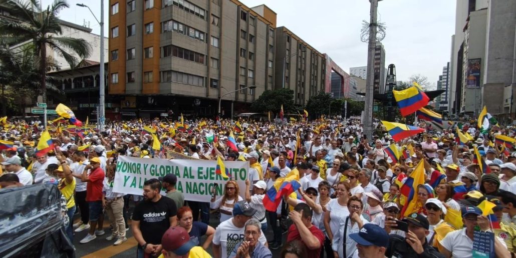 Miles de colombianos dedican el domingo a protestar contra el Gobierno de Petro